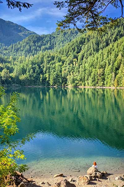 lifestyle-lake-of-the-woods-child-by-shore